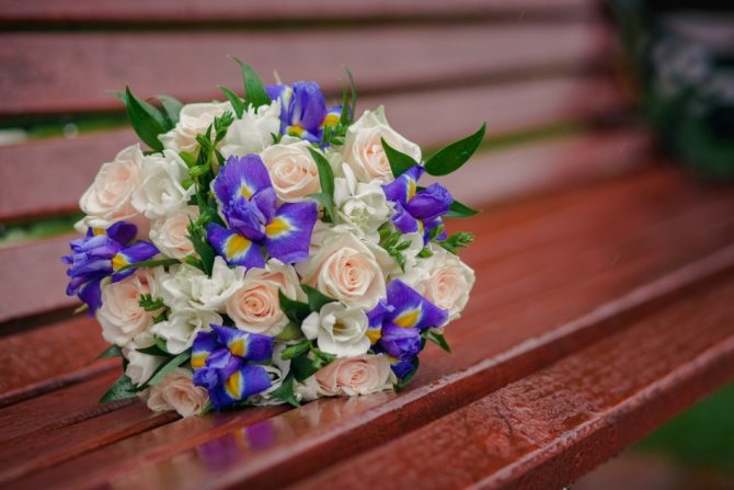 Нежный букет из роз и ирисов