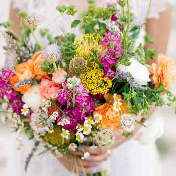 нежный букет невесты из июльских цветов