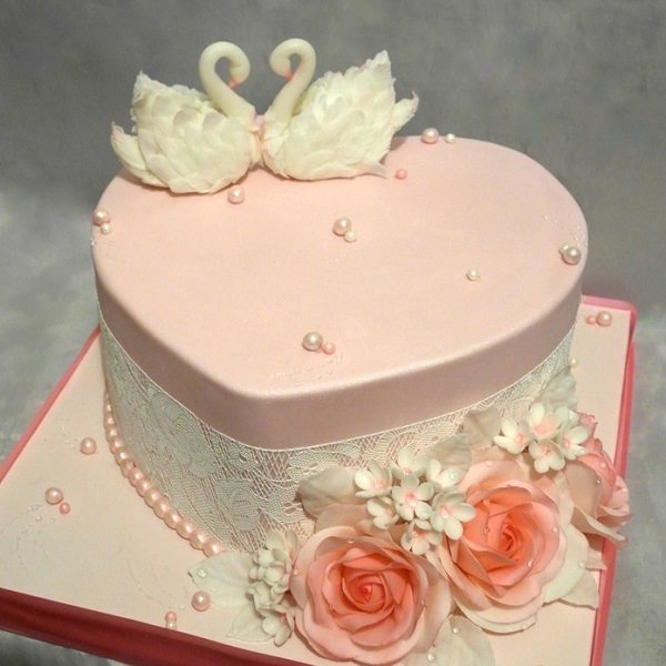 Нежный торт с лебедями на годовщину свадьбы