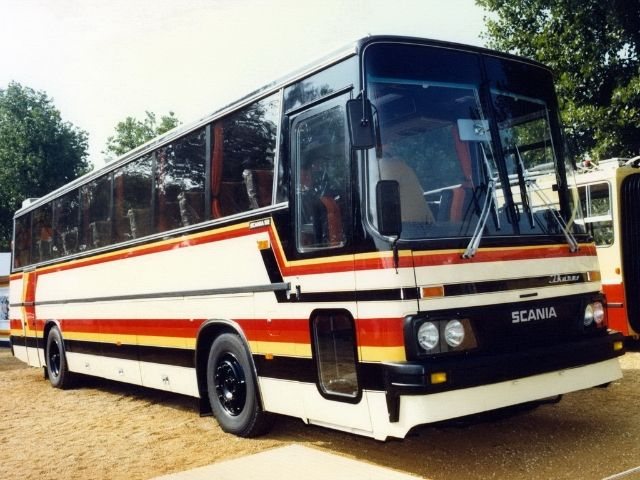 'Низкопольный автобус Ikarus 242. Первая презентация произошла на торговой ярмарке 1969 года в г. Лейпциг, где автобус был отмечен золотой медалью. С него началось развитие особой низкопольной серии Икарусов: 240, 242, 284. В период с 1969 по 1970 год было изготовлено несколько опытных образцов, однако в серию модель не пошла. Некоторая особенность 242 модели - это необычная раскраска: первая дверь и