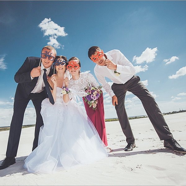 новобрачные и свидетели на свадьбе