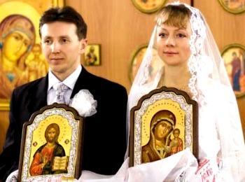 Новобрачные в церкви во время обряда