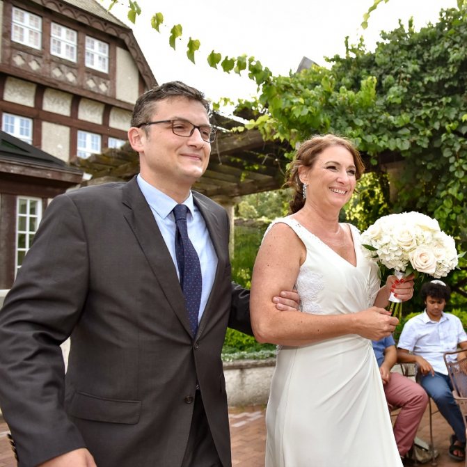 Нюансы выбора свадебного платья для женщин после 40 лет