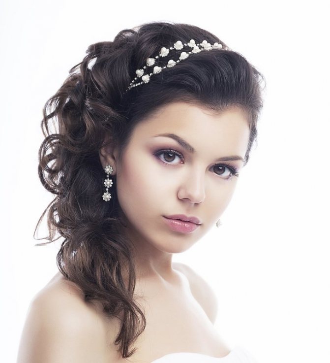 Нюдовый свадебный макияж для карих глаз и темных волос