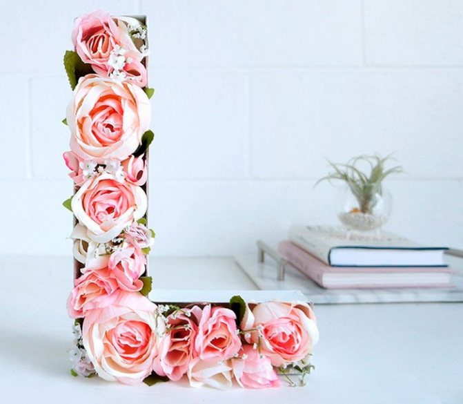 Объёмная буква из роз