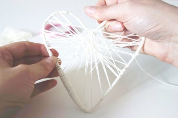 Оборачиваем контур сердца пряжей