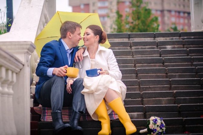 Образы молодоженов в дождливый день