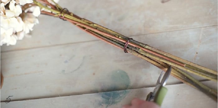 обрезка стеблей гвоздики