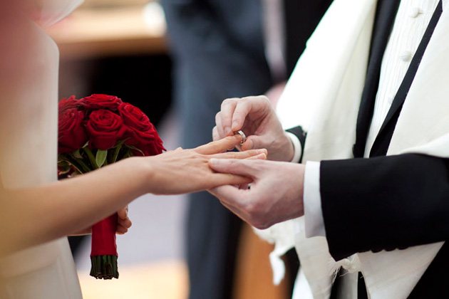 обручальное кольцо на указательном пальце у евреев