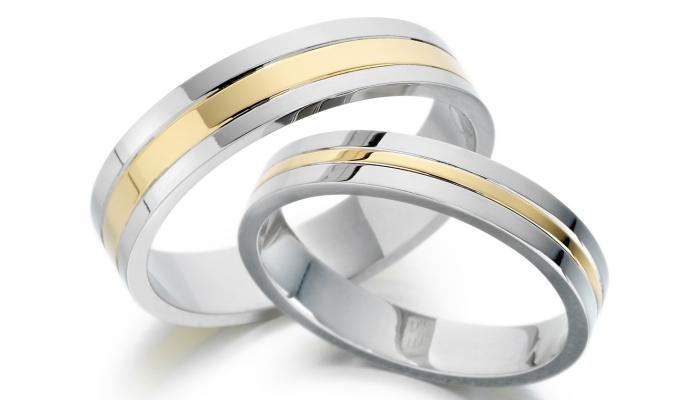 Обручальные кольца из белого золота со вставкой обычного золота