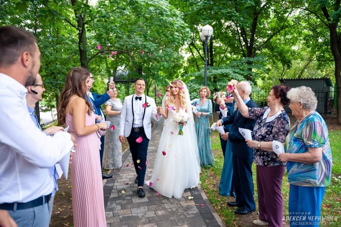 обсыпка молодоженов лепестками роз