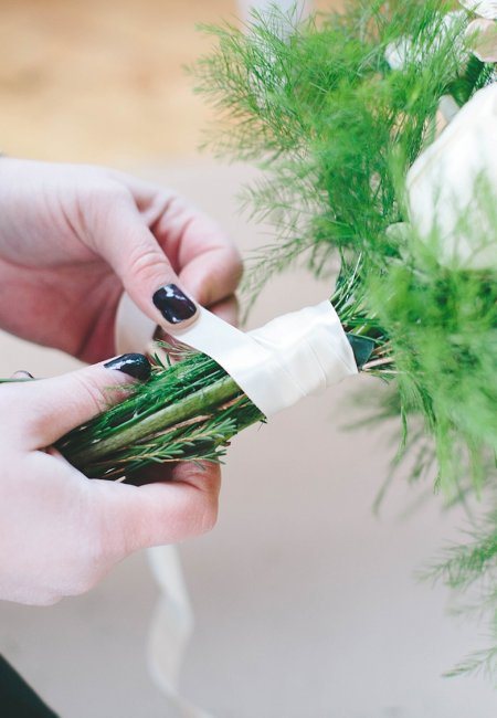 Обвяжите стебли атласной лентой