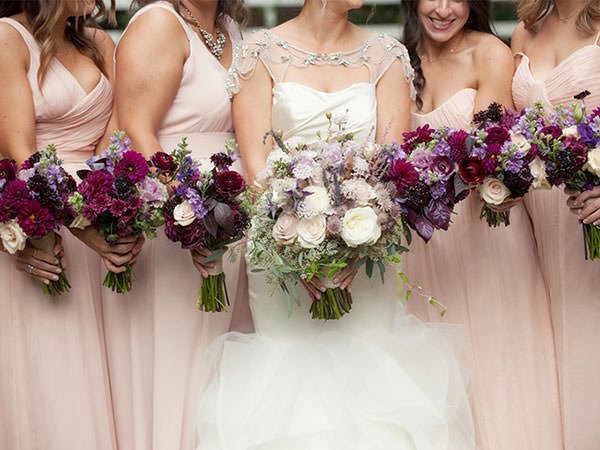 Обыграйте по-разному один и тот же состав букетов.