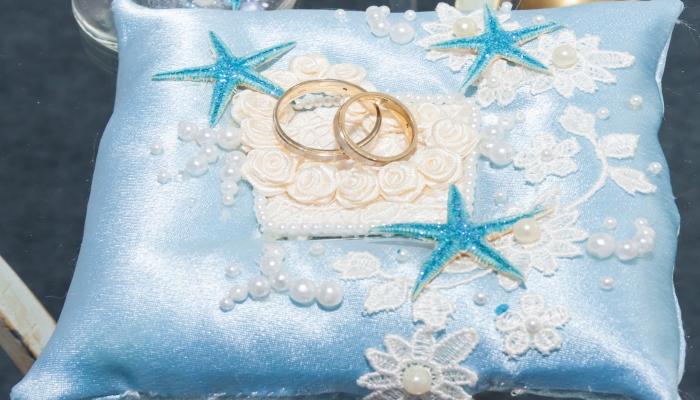 Очаровательная голубая подушечка для колец с вышитыми морскими звездами и жемчужинами