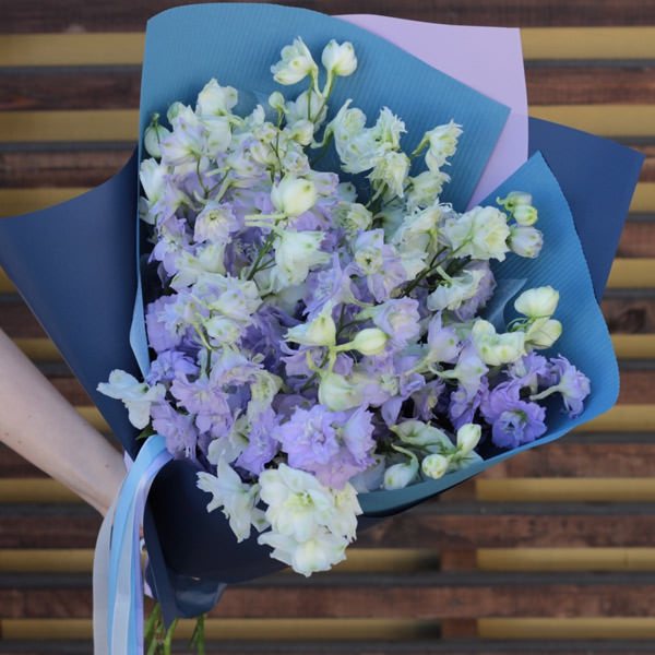 Очаровательная композиция в бело-голубых тонах идеально подойдет для первого свидания – цена букета «не кусается».