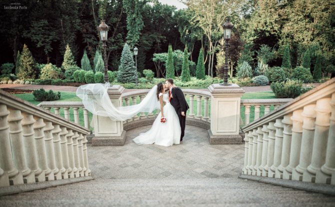 Одна из самых удачных поз для свадебной фотосессии