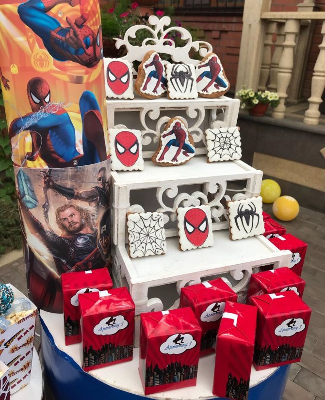 Оформление столика для подарков.