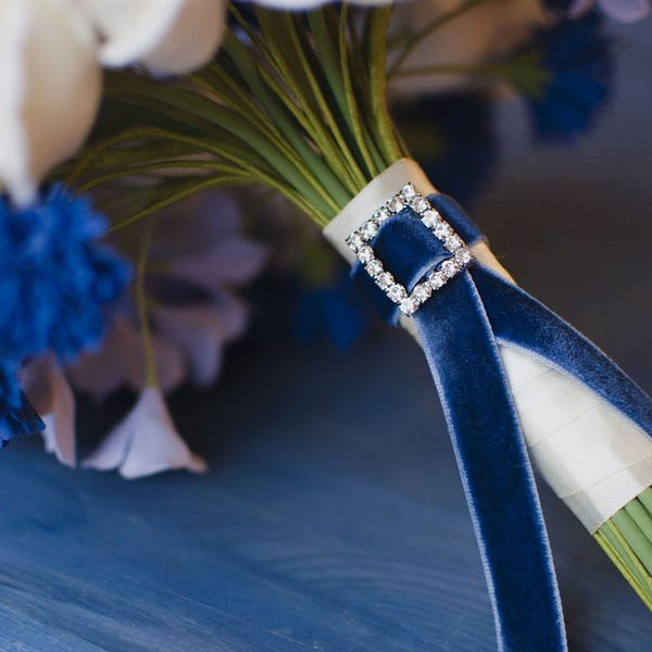 оформление свадебного букета синей лентой