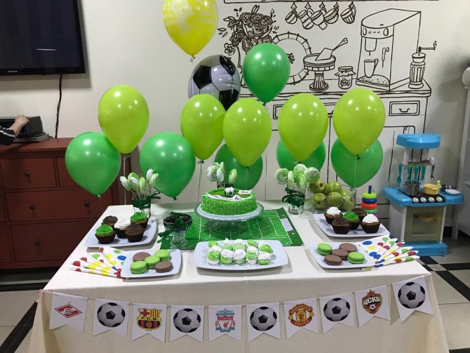 Оформление в футбольном стиле в небольшом помещении.