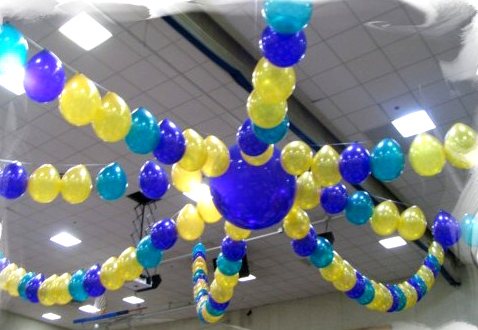 оформление зала шарами, потолок