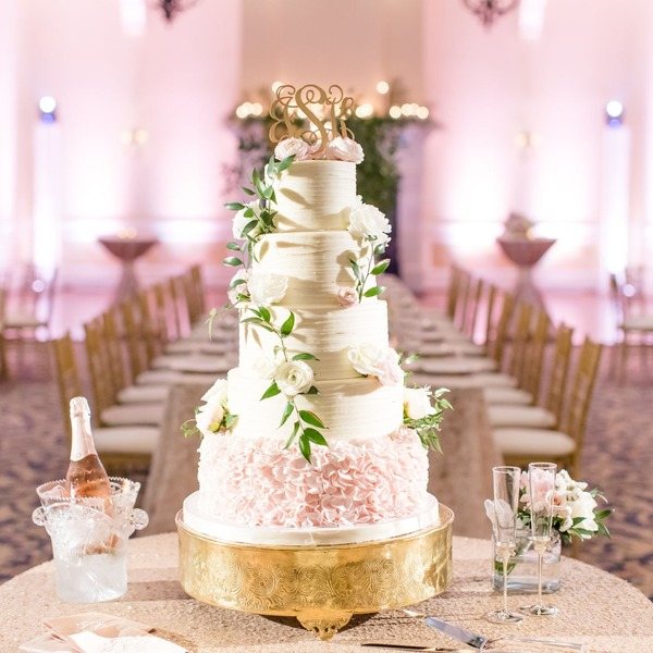 огромный свадебный торт на праздничном столе