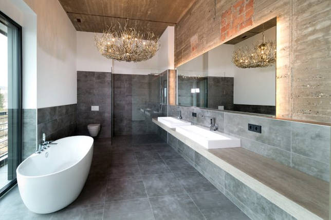 оригинальная люстра в ванной