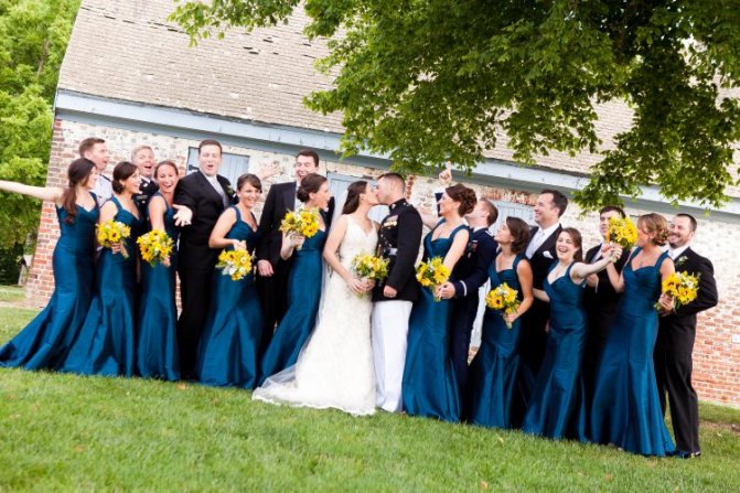 Оригинальное сочетание синего и розового цветов в декоре свадьбы