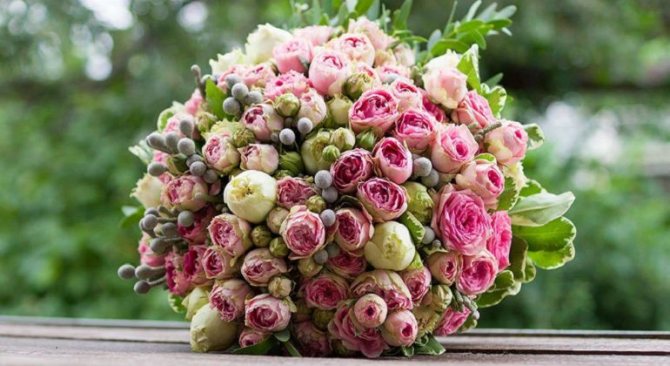 оригинальный букет из кустовых роз