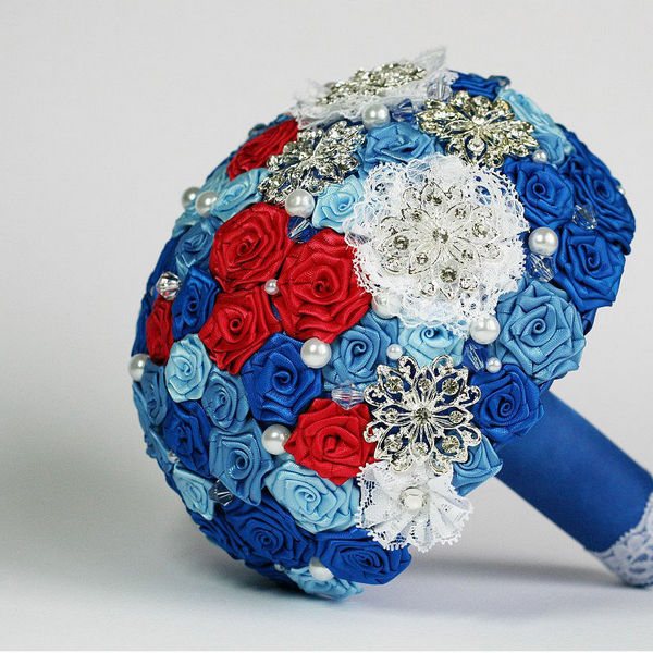 оригинальный круглый букет с синими цветами