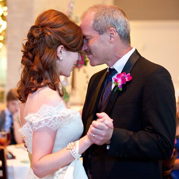 отец и взрослая дочь на свадьбе