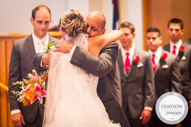 Отец обнимает дочь невесту