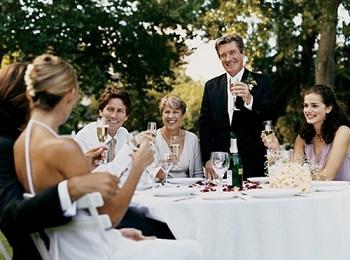 Отец поздравляет дочь