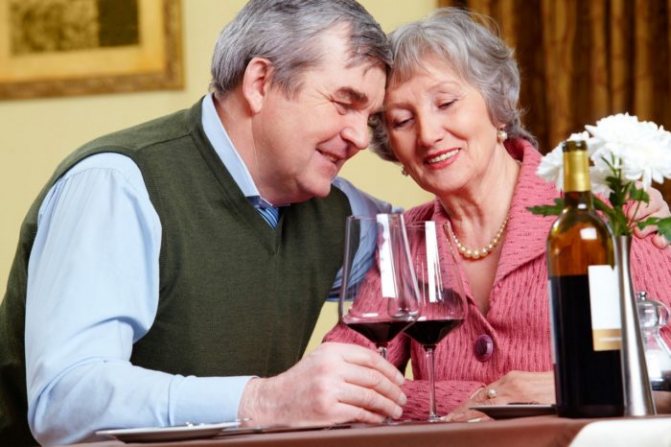 пара с бокалами