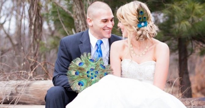 Павлинье перо как эффектная деталь свадебного декора