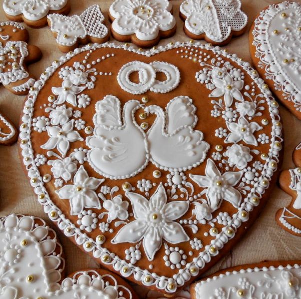 Печенье в виде фигурок на третью годовщину свадьбы