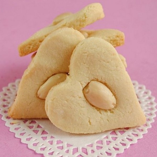печенья в виде сердец для свадебного сладкого стола