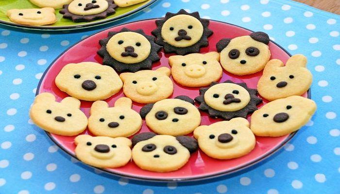 Перед праздником, жена выпекает печенье в форме зверюшек