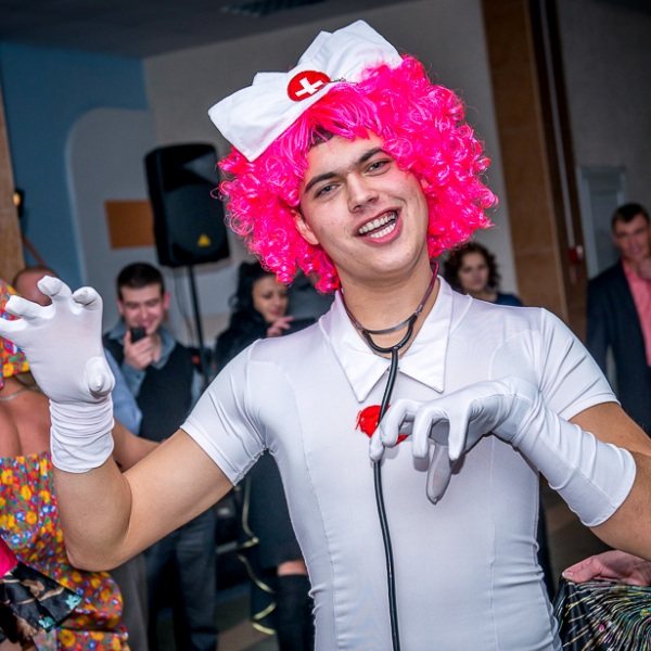 переодетый гость на свадьбе