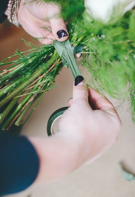 Перевяжите стебли флористической лентой