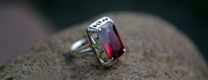 Перстень с гранатом