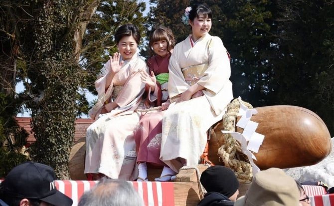 Первая брачная ночь в Африке: безумные обычаи и странные традиции (16 фото)