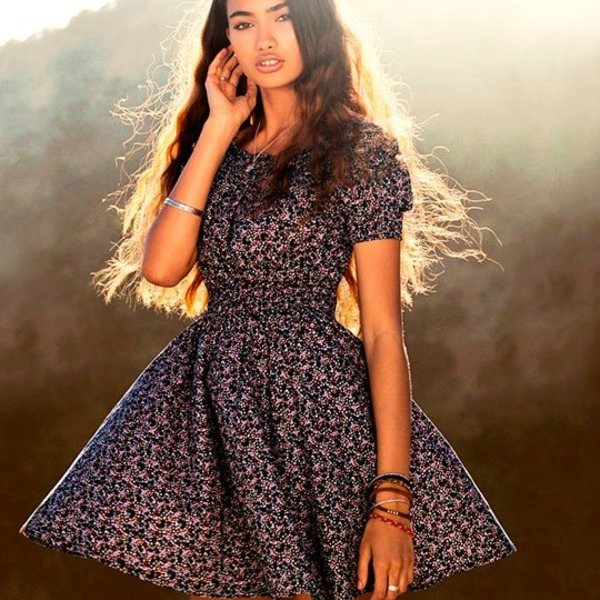 платье на свадьбу дя стройной гостьи