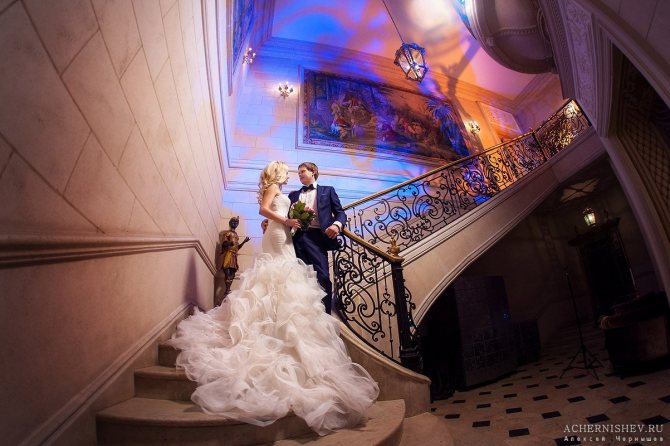 платье невесты с шикарным шлейфом