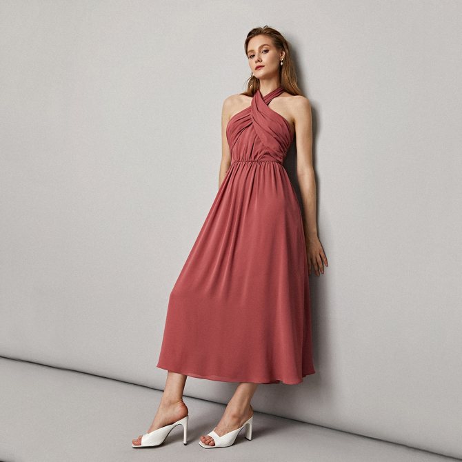 Платье с открытой спиной