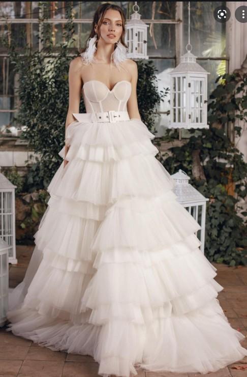 платья с оборками и рюшами 2022