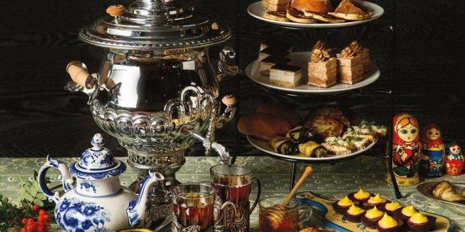 По традиции на стол ставили сверкающий начищенный самовар