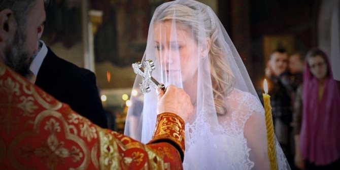 Поцелуй креста очень важная часть обряда