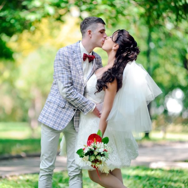 поцелуй молодых после выкупа туфли на свадьбе