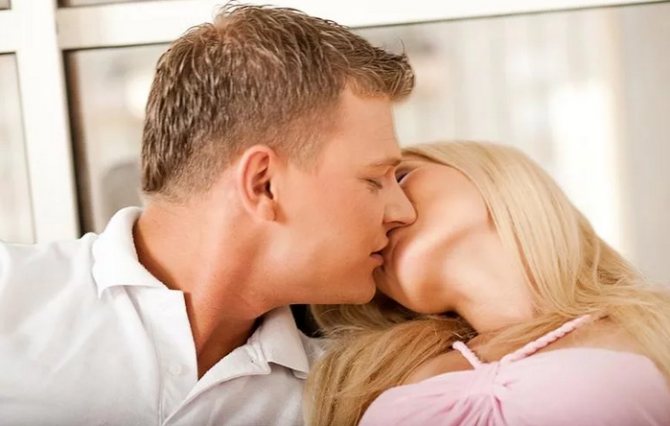 поцелуй супруги