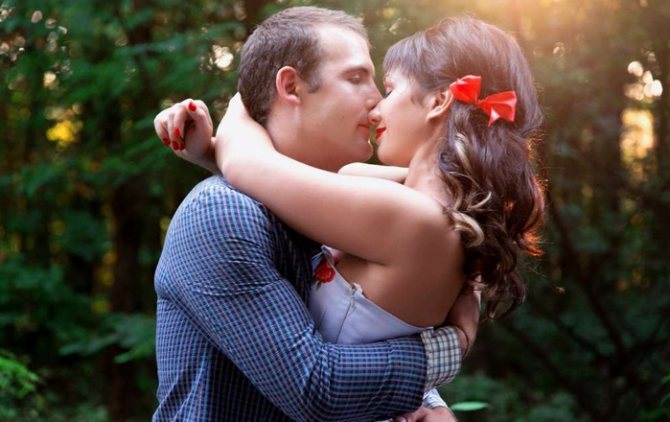 поцелуй супруги